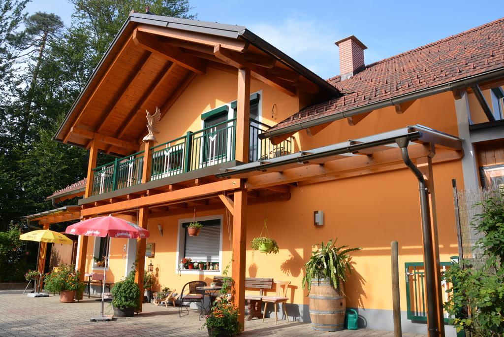 Gaestehaus Schmid Sankt Johann im Saggautal Bagian luar foto