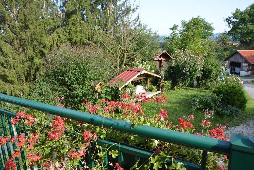 Gaestehaus Schmid Sankt Johann im Saggautal Bagian luar foto